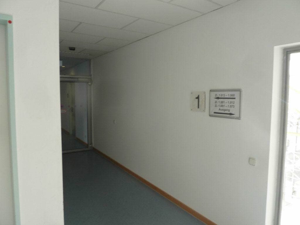 Wand Flur Agentur für Arbeit vorher