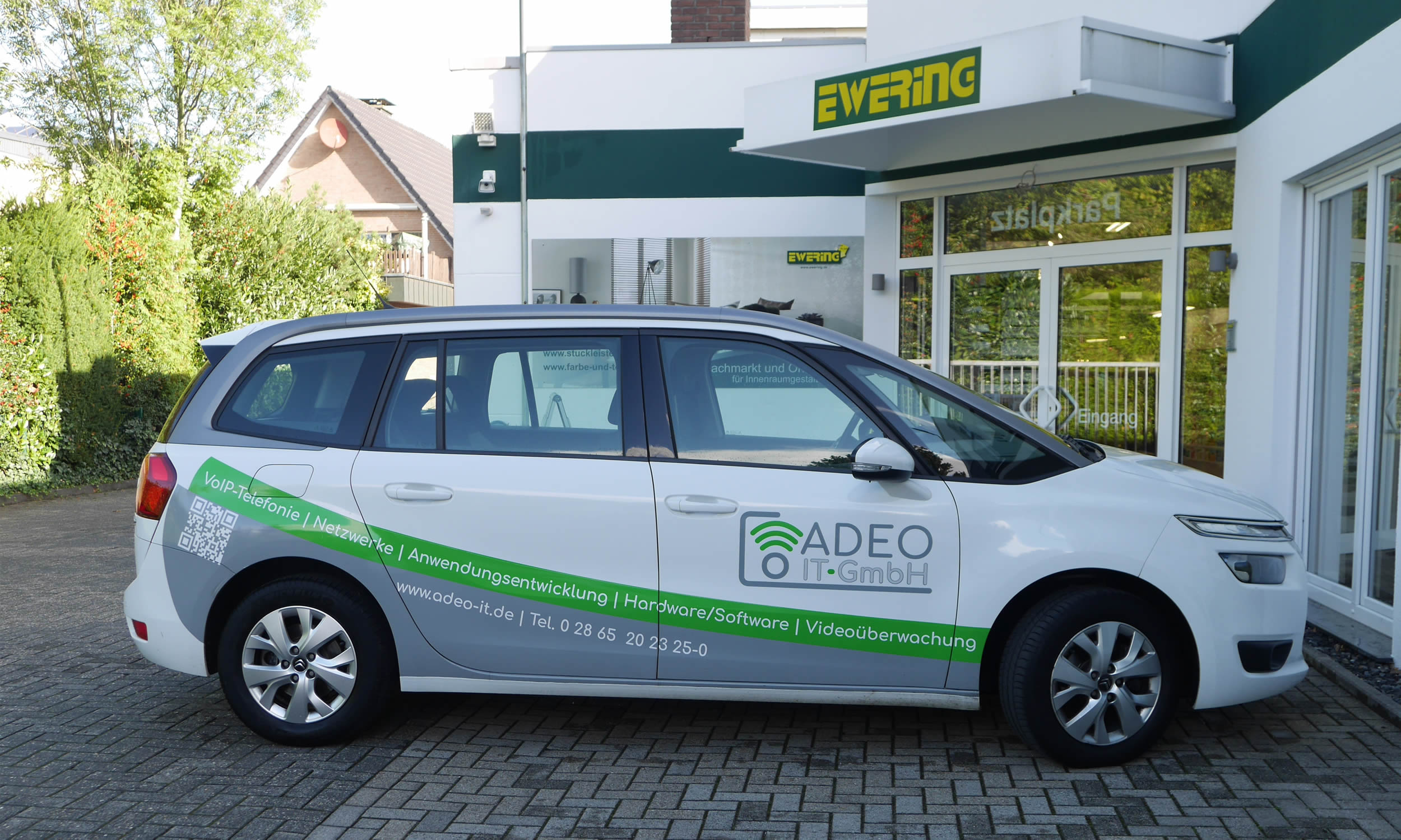 Firmenfahrzeug Adeo IT-GmbH Fahrzeugbeschriftung Werbetechnik