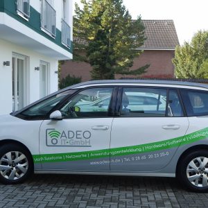 Fahrerseite Fimenfahrzeug Adeo IT-GmbH Fahrzeugbeschriftung Werbetechnik