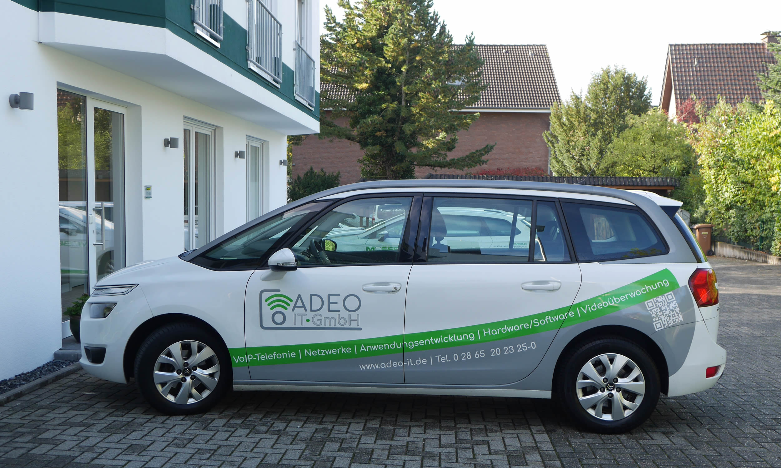 Fahrerseite Fimenfahrzeug Adeo IT-GmbH Fahrzeugbeschriftung Werbetechnik