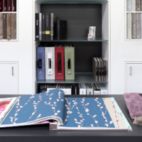 Tapetenbuch mit großer Auswahl an Tapeten in verschiedenen Farben und Mustern