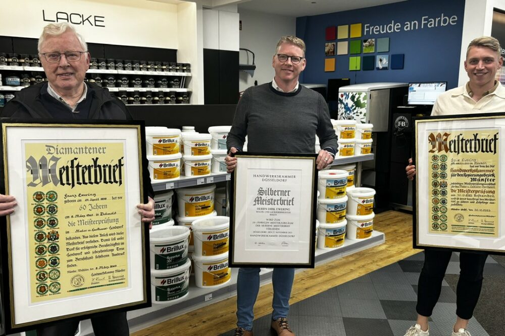 Borkener Zeitung Bild Drei Malermeister halt ihren Meisterbrief in den Händen