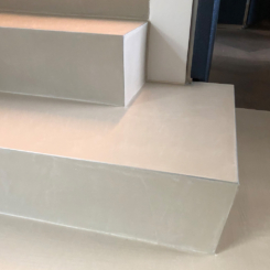 Details einer exklusiven Treppengestaltung mit Frescolori Putz