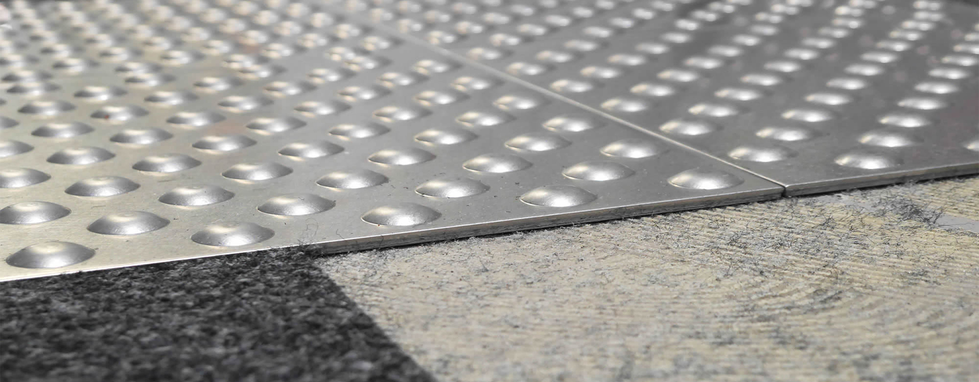 Wegeleitsystem bei bereits verlegtem Teppichboden flächenbündig mit Aufmerksamkeitsfeldern