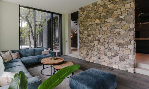 Referenzen Malerarbeiten Bodenbelagsarbeiten Wohnraum Natursteinwand Designbelag