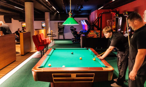Ewering Sommerfest 2025 Mitarbeiter im Brillux B-Spielen am Billiard spielen