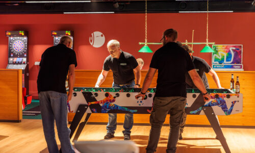 Ewering Sommerfest 2025 Mitarbeiter im Brillux B-Spielen am Kicker spielen