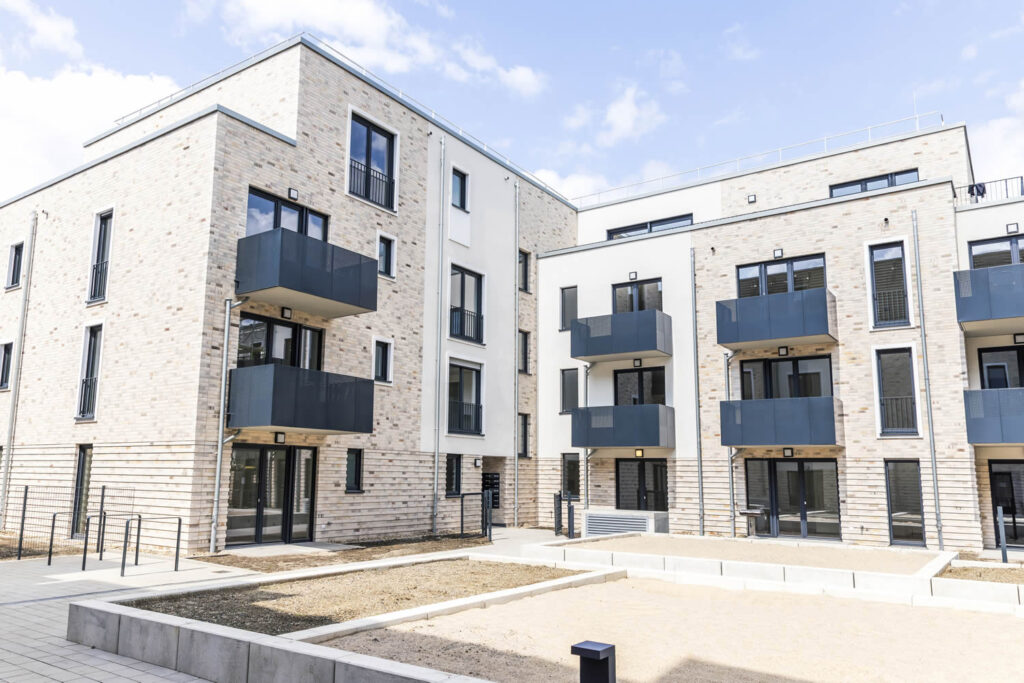 Außenfassade von Zooblick Anstrich moderne Wohnanlage mit Balkone durch Ewering