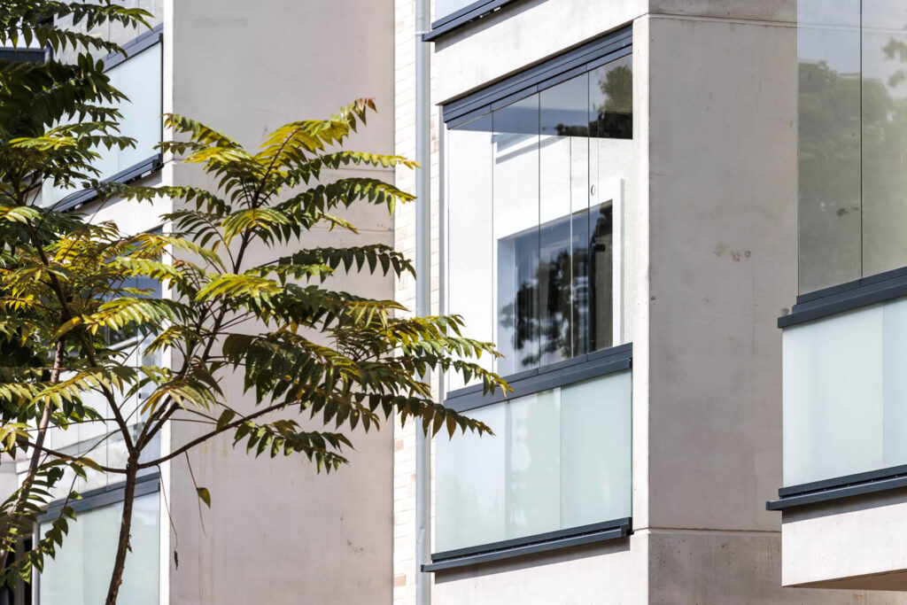 Außenfassade Malerarbeiten Anstrich Detailansicht Glasbalkone Zooblick