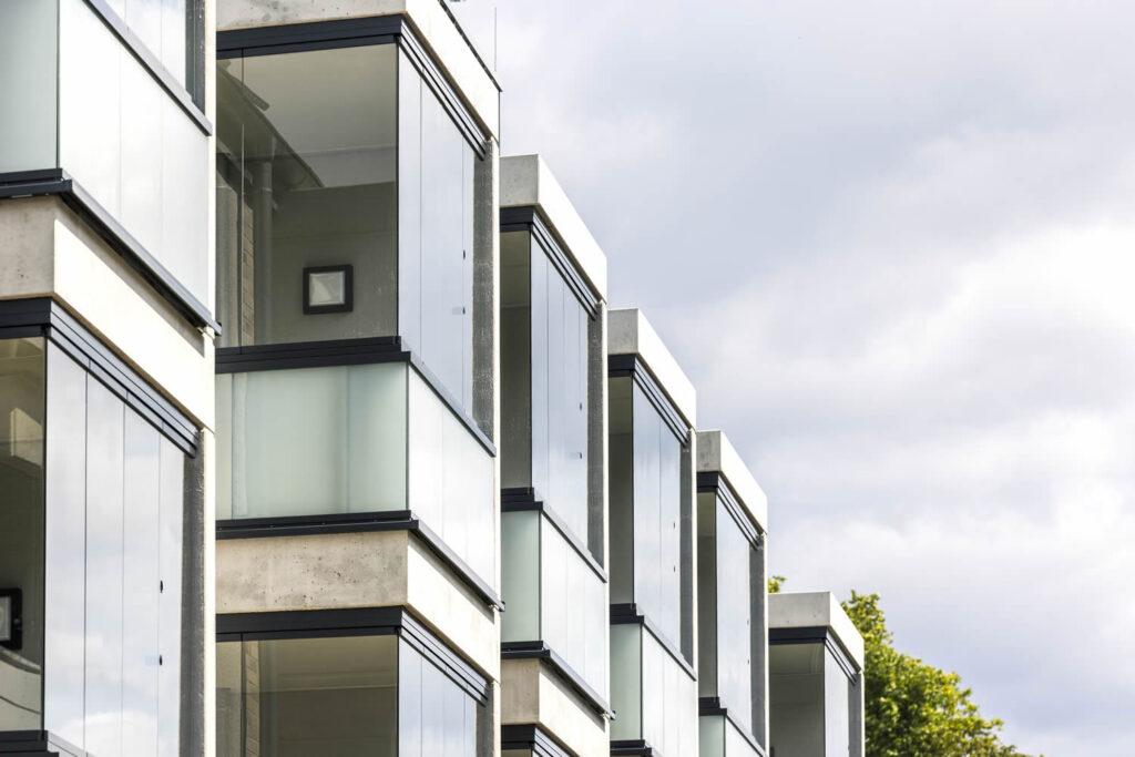 Außenfassade Zooblick Malerarbeiten Anstrich Detailansicht Glasbalkone Ewering