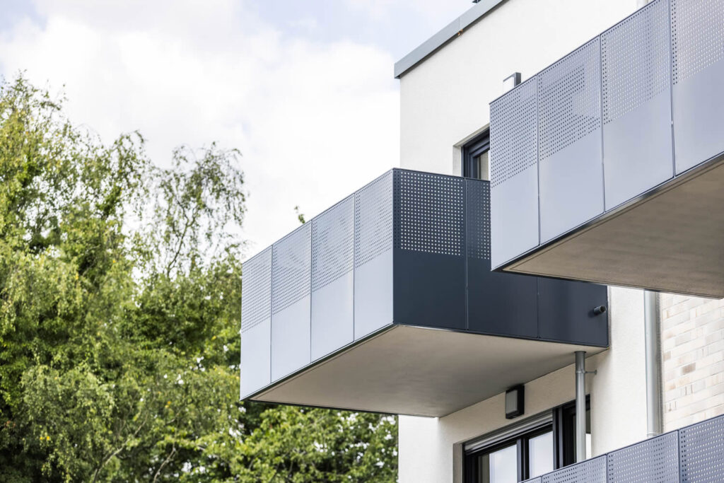 Außenfassade Zooblick Malerarbeiten Anstrich Ewering Detailansicht Balkone