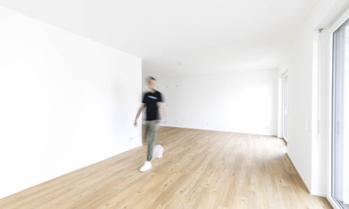 Malerarbeiten Ewering weiße Wände Raufasertapete Vinylboden Eiche