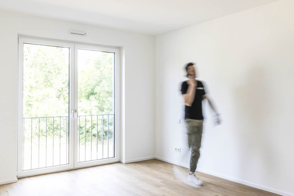 Malerarbeiten Ewering weiße Wände Raufasertapete Vinylboden Eiche Fensterfront