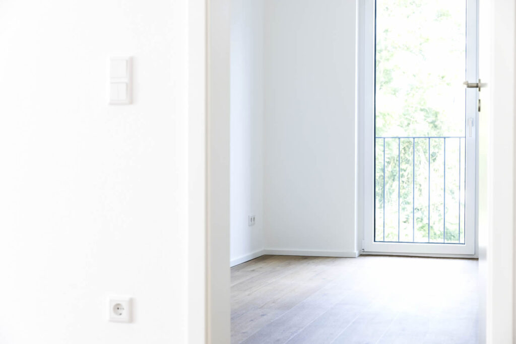 Malerarbeiten weiße Wände Raufasertapete Vinylboden Eiche Ewering