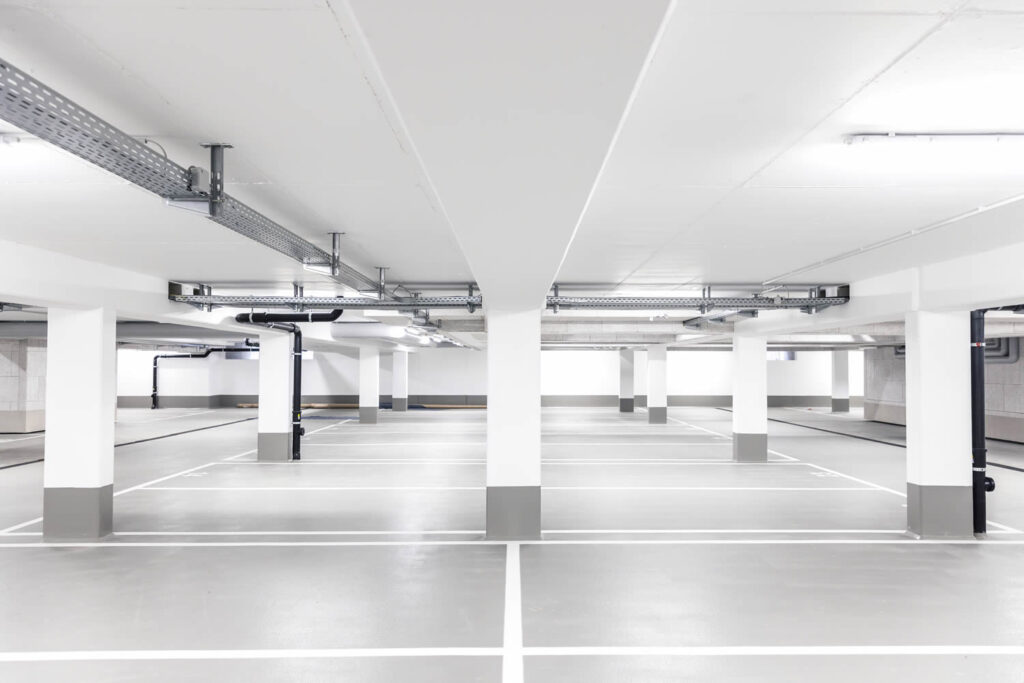 Tiefgarage Bodenbelagsarbeiten Beschichtung und Markierungen auf dem Boden und Anstrich der Wände in weiß durch Ewering