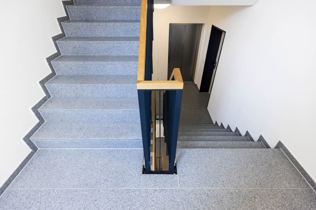 Treppenhaus Malerarbeiten Putztechnik weiße Wände und Treppen aus passenden Naturstein Ewering