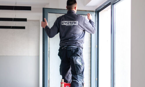 Ewering Mitarbeiter Kleinreperatur Tischler Fenster einstellen
