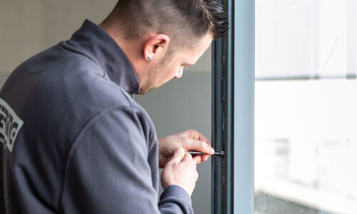 Ewering Mitarbeiter Kleinreperatur Tischler Fenster einstellen Detail