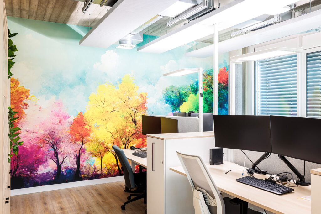 Referenz Malerarbeiten Büro mit Fototapete mit Bäume bunt zeichnerisch und Aquarell verschwommen