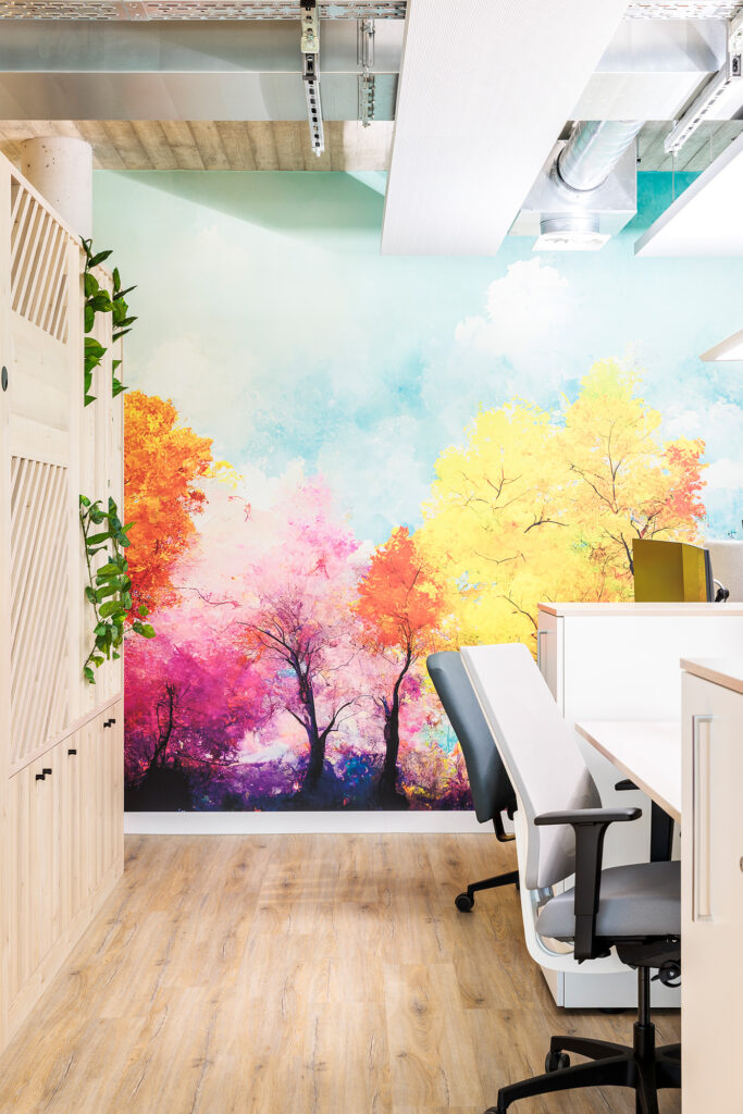 Referenz Malerarbeiten Büro mit Fototapete mit Bäume bunt zeichnerisch und Aquarell verschwommen