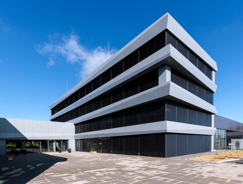 Referenz Malerarbeiten dp Campus Döpik Gebäude modern