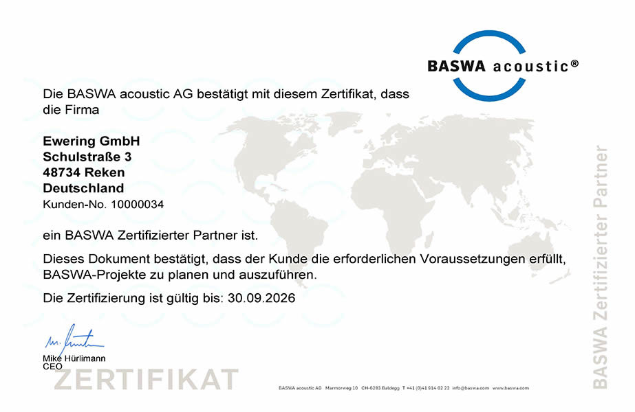 Firmenzertifikat von BASWA acoustic mit Logo oben und der Bestätigung, dass die Ewering GmbH aus 48734 Reken ein BASWA zertifizierter Partner ist. Im Text wird erwähnt, dass die Voraussetzungen erfüllt sind, BASWA Projekte zu planen und auszuführen, außerdem ist ein Gültigkeitsdatum bis 30 09 2026 angegeben. Unten steht groß „ZERTIFIKAT“, rechts ist „BASWA Zertifizierter Partner“ vertikal gedruckt und im Hintergrund ist eine dezente Weltkarte zu sehen.