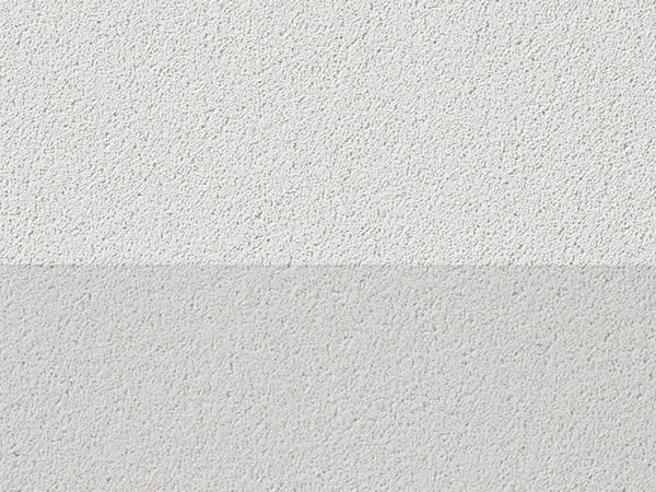 Detailaufnahme einer hellen, fein strukturierten Baswa Akustikoberfläche mit einer waagerechten Übergangslinie in der Mitte. Oben wirkt die Fläche etwas heller und gleichmäßiger, unten etwas dunkler, wie bei einem Vorher Nachher Vergleich zum Auffrischen. Das Motiv zeigt Baswa Restore als Lösung zum Auffrischen und Wiederherstellen von Akustikoberflächen.