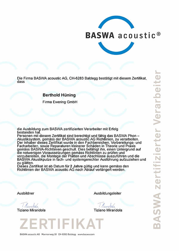 Zertifikat von BASWA acoustic mit Logo oben und der Bestätigung, dass Berthold Hüning von der Firma Ewering GmbH die Ausbildung zum BASWA zertifizierten Verarbeiter erfolgreich bestanden hat. Unten stehen Unterschriftenfelder und groß das Wort „ZERTIFIKAT“, am Rand ist „BASWA zertifizierter Verarbeiter“ vertikal gedruckt.