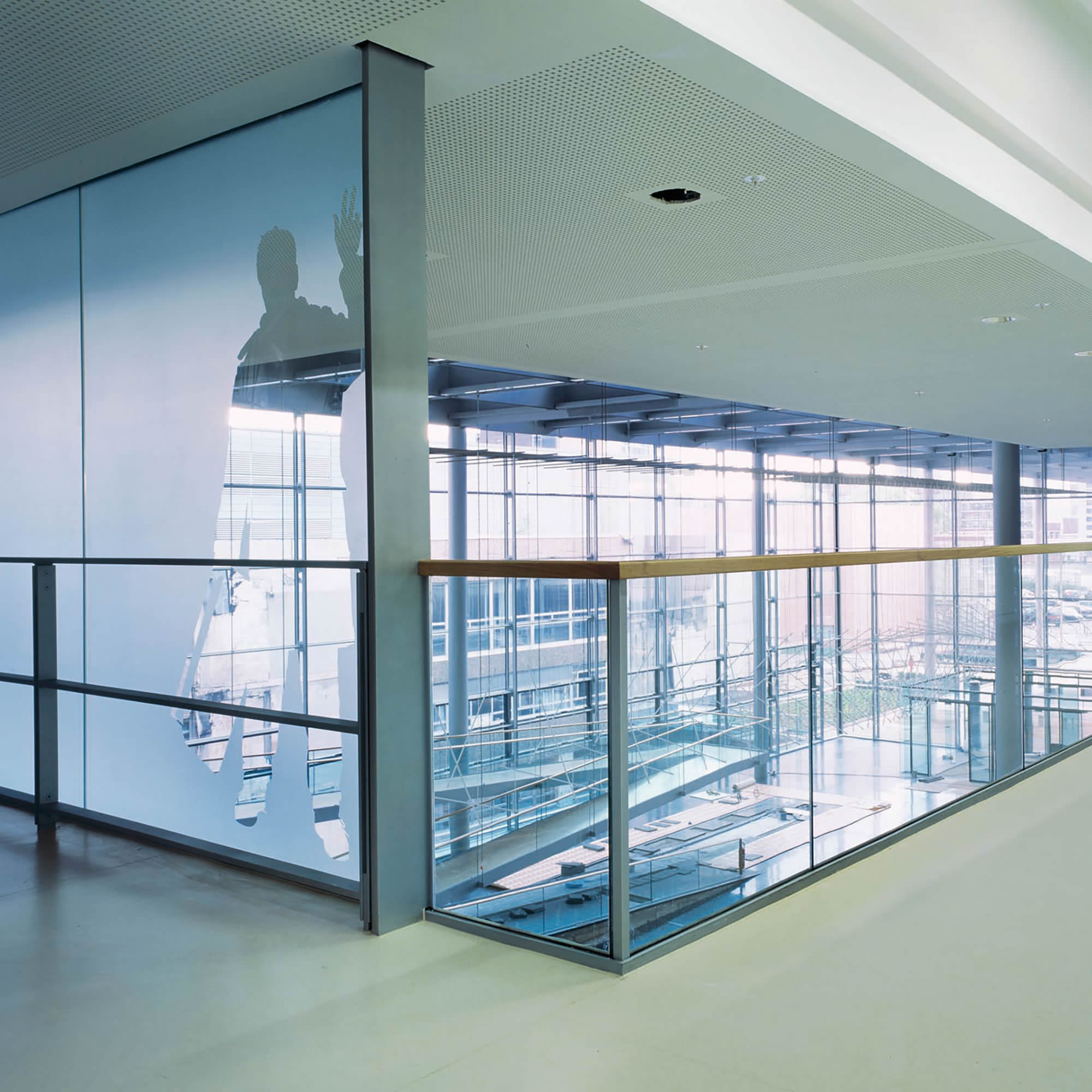 Heller Büroflur mit Galeriebereich und hochwertig verlegtem DLW Linoleumboden. Das Bild zeigt sauber ausgeführte Bodenbelagsarbeiten in einem modernen Objektbereich.