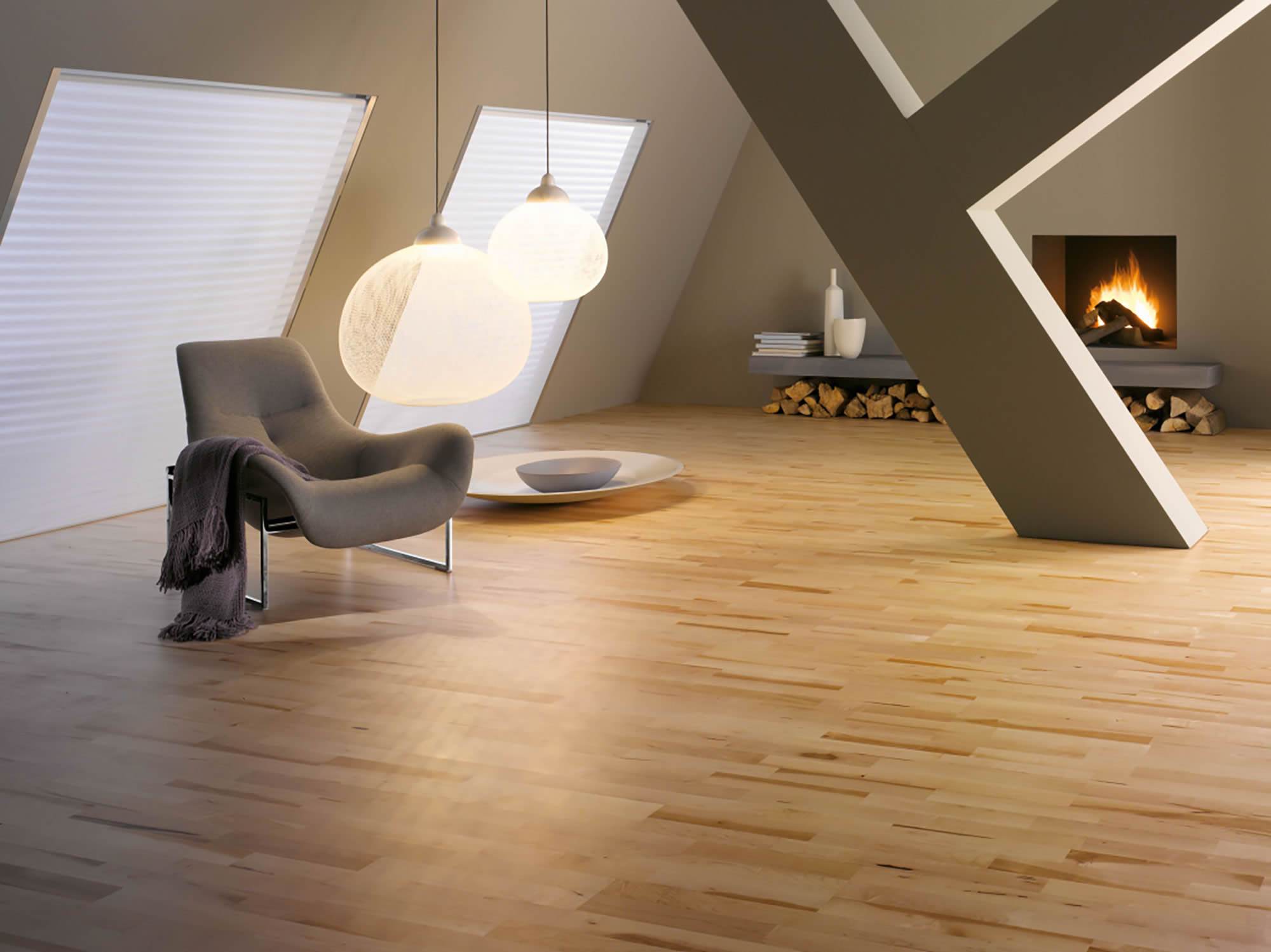 Offener Dachgeschoss-Wohnraum mit hochwertig verlegtem Parador Parkett und heller, ruhiger Raumwirkung. Das Bild zeigt sauber ausgeführte Bodenbelagsarbeiten in einem modernen Wohnbereich.