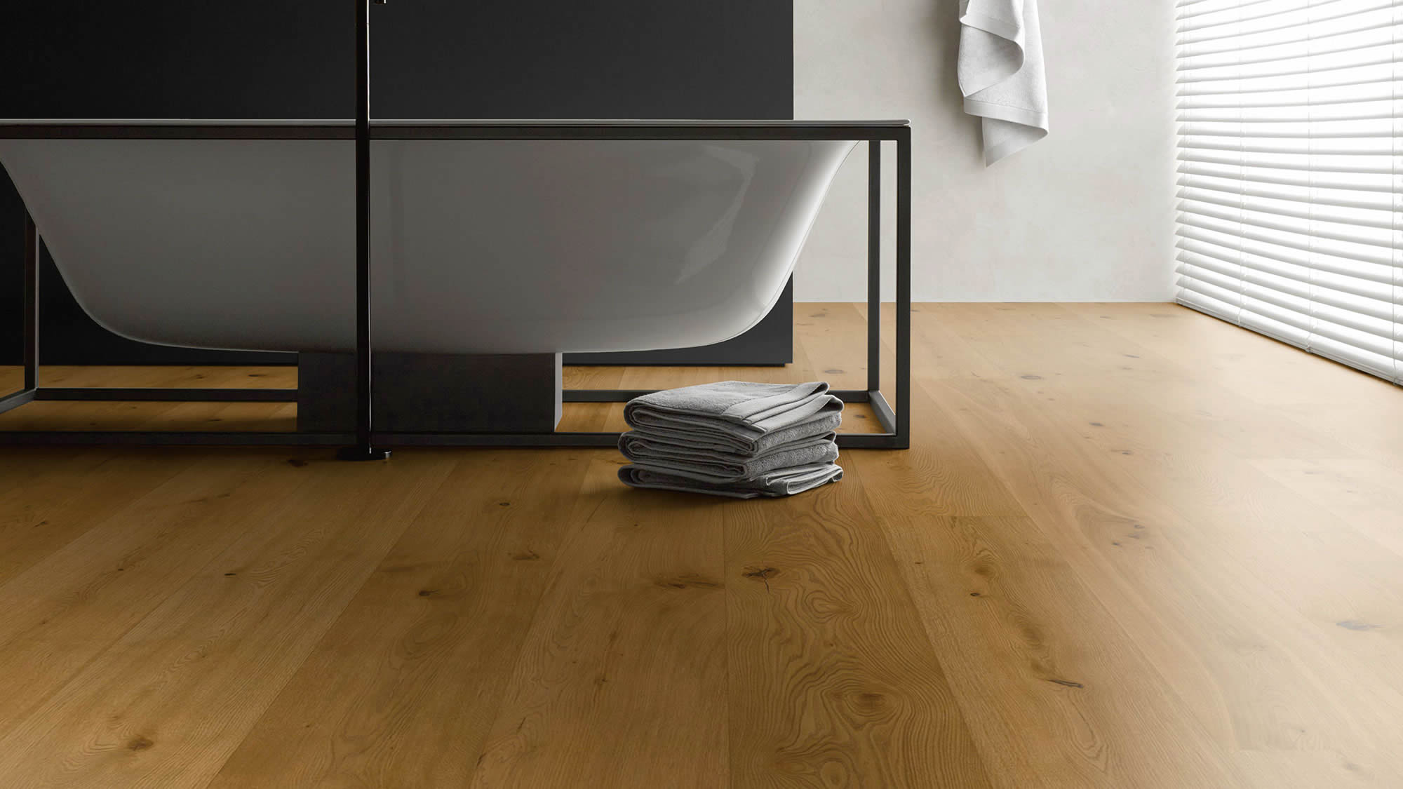 Detailansicht eines modernen Badezimmers mit hochwertig verlegtem Boden in Holzoptik. Das Bild zeigt sauber ausgeführte Bodenbelagsarbeiten mit natürlicher, warmer und gepflegter Raumwirkung.