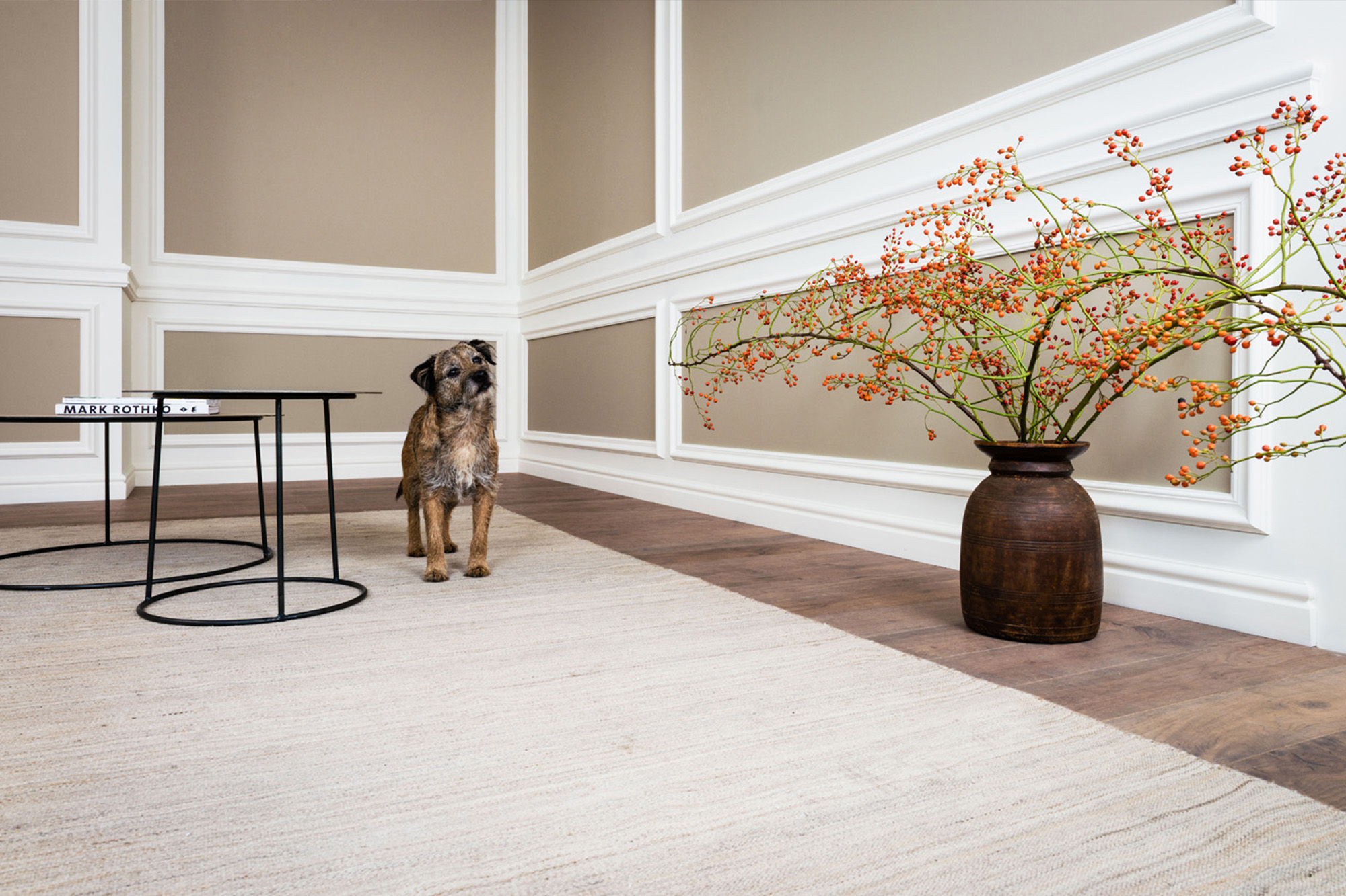 Modernes Wohnzimmer mit hell verlegtem Teppichboden und großzügiger Fensterfront. Das Bild zeigt sauber ausgeführte Bodenbelagsarbeiten mit weicher, heller und wohnlicher Raumwirkung.