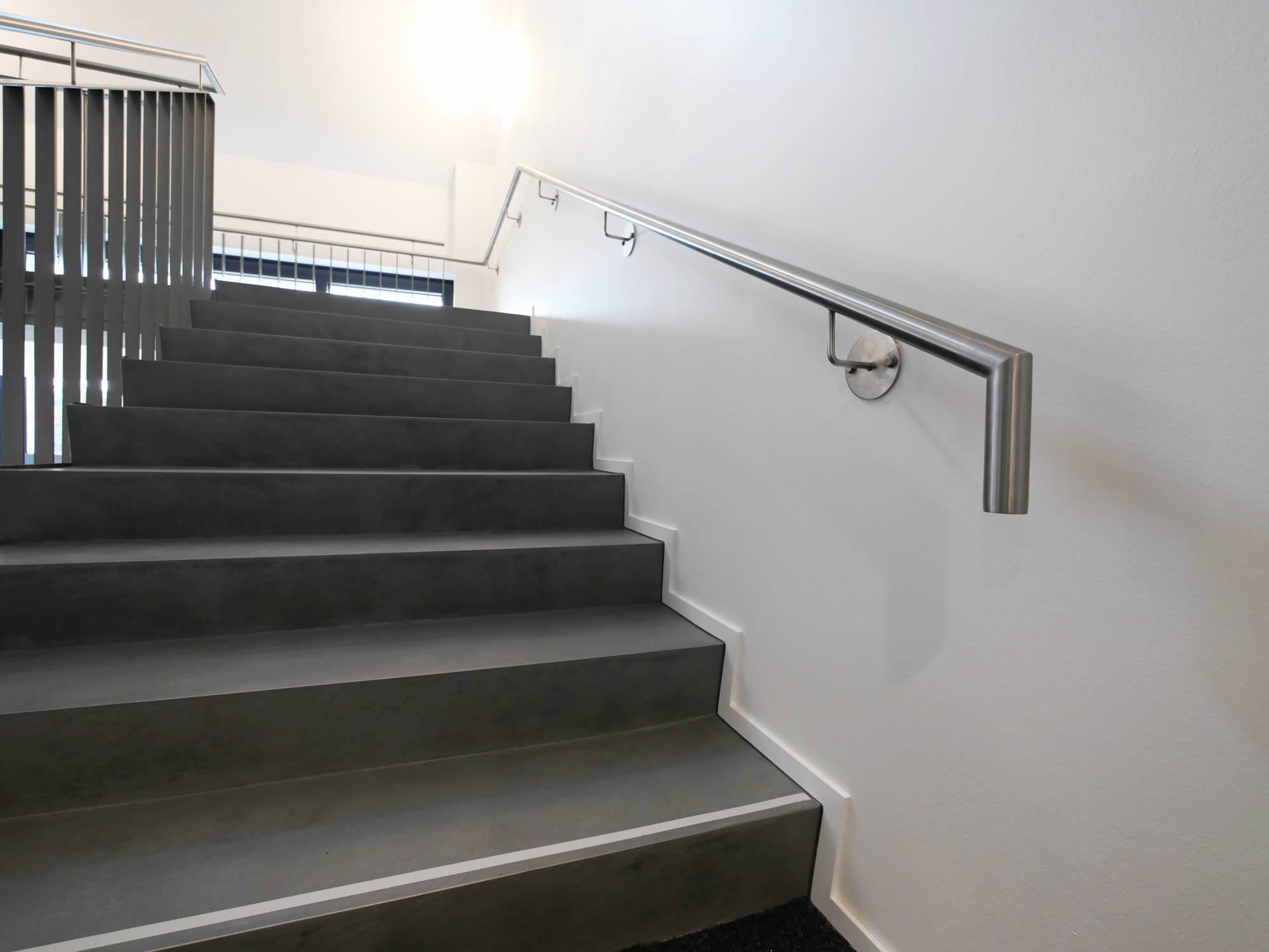 referenz_afa_coesfeld_treppenlauf_graue_stufen_edelstahlhandlauf_weisse_wand