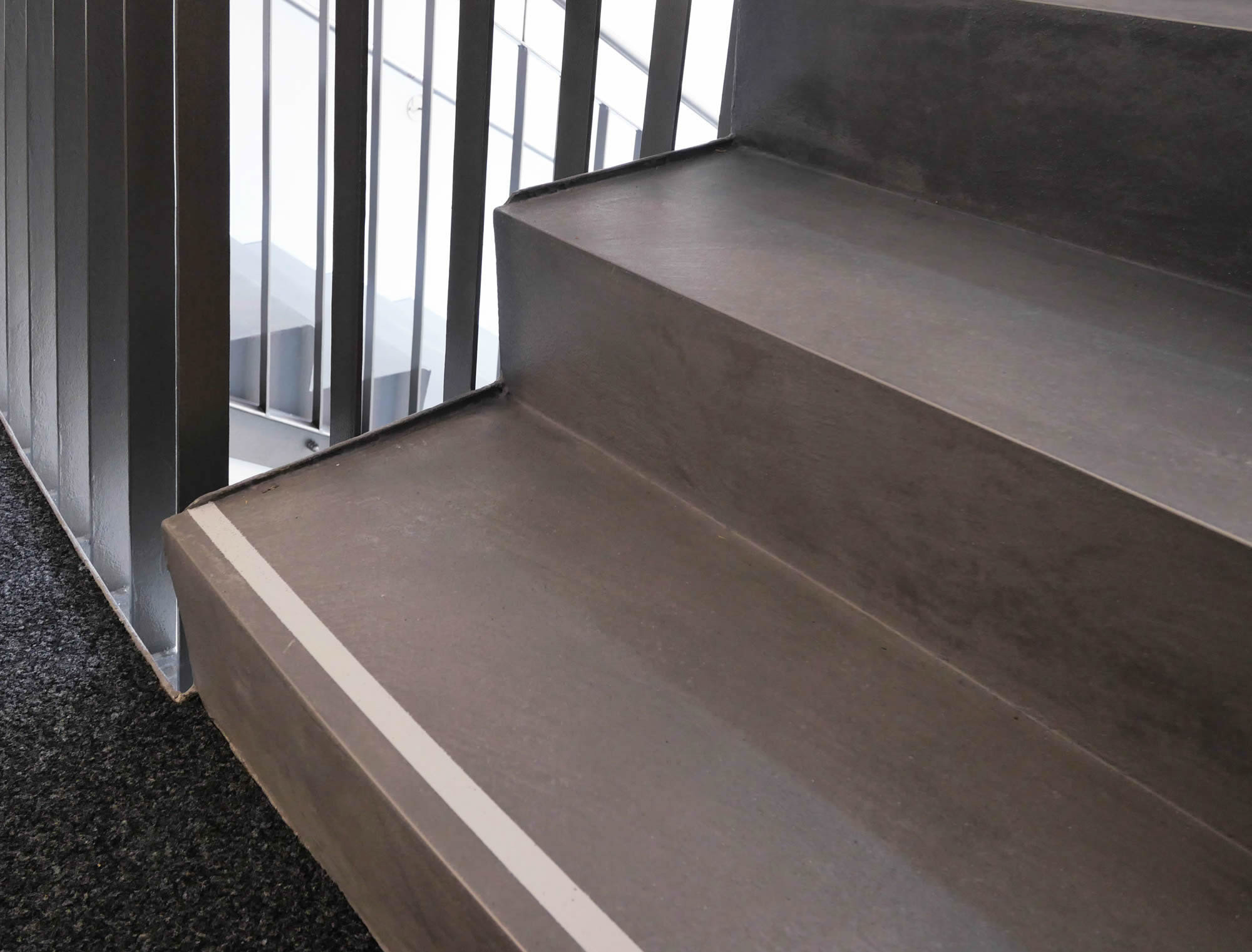 referenz_afa_coesfeld_treppenstufen_antikante_metallgelaender_dunkler_bodenbelag