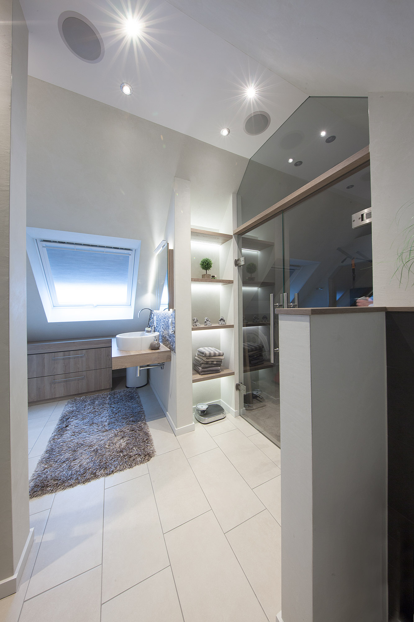 referenz_exklusive_frescolori_badezimmer_dachbad_gesamtansicht_wellness