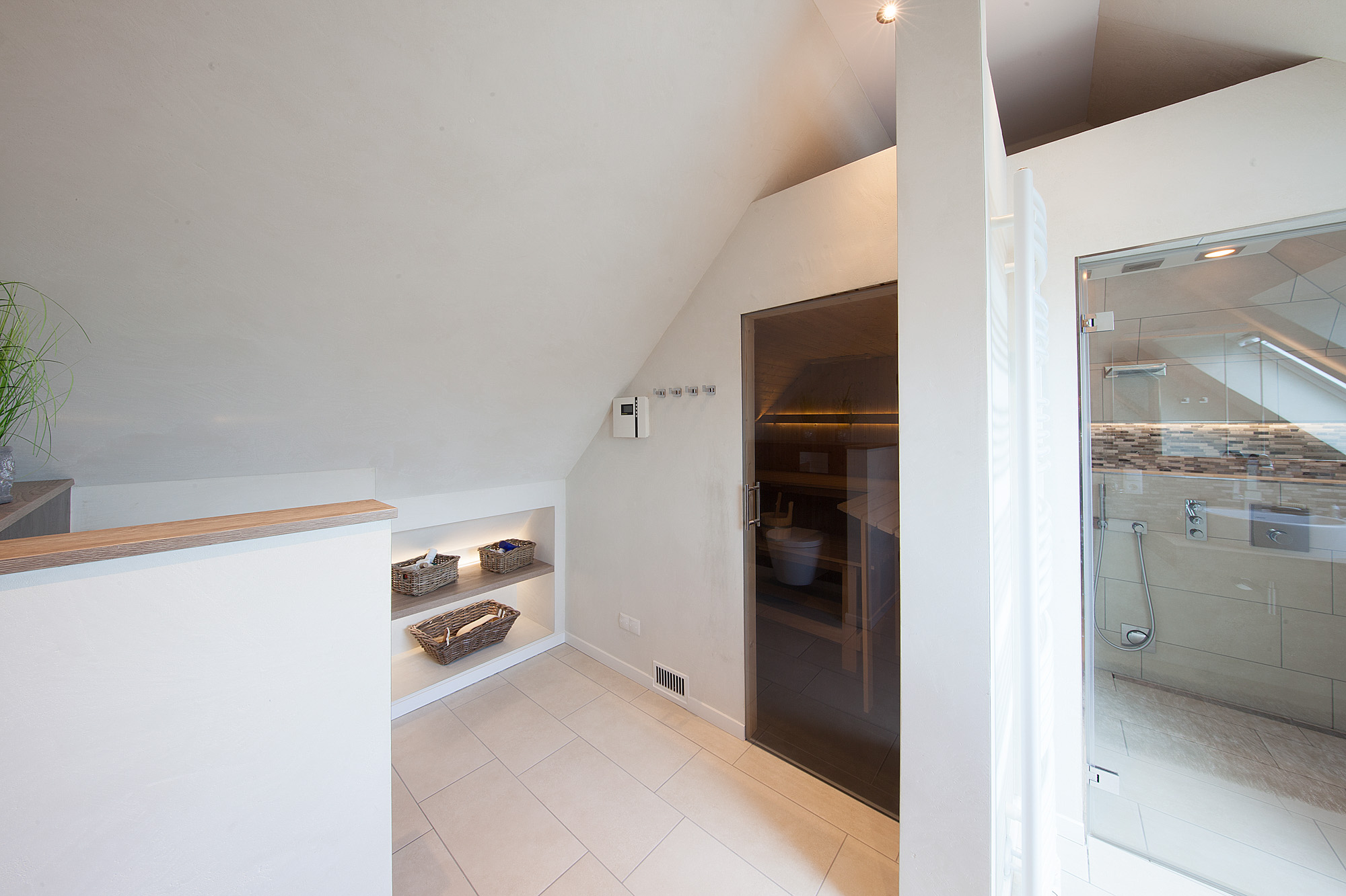 referenz_exklusive_frescolori_badezimmer_dachbad_sauna_duschbereich