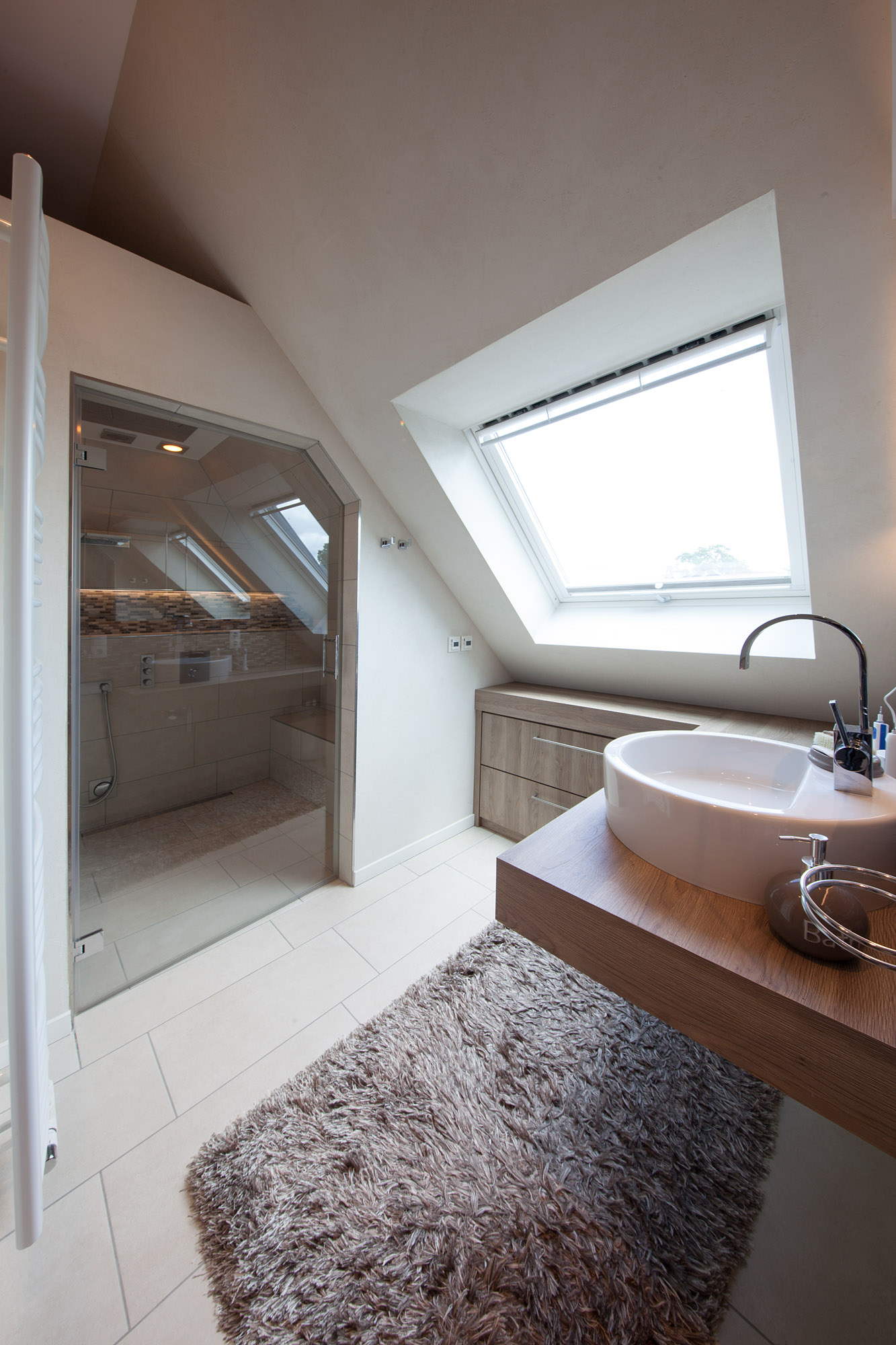 referenz_exklusive_frescolori_badezimmer_dachbad_waschtisch_dusche