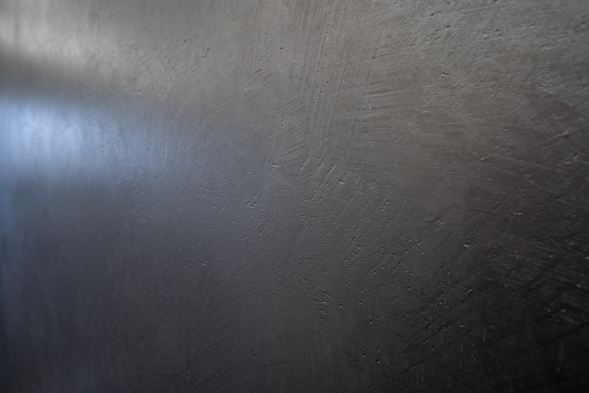 referenz_exklusive_frescolori_badezimmer_dunkle_frescolori_oberflaeche_detail