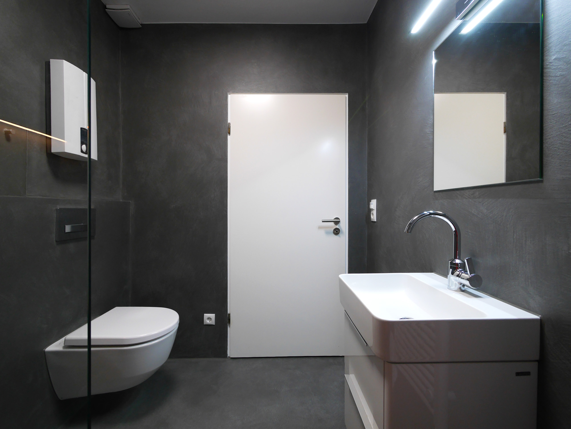 referenz_exklusive_frescolori_badezimmer_dunkles_bad_waschtisch_wc