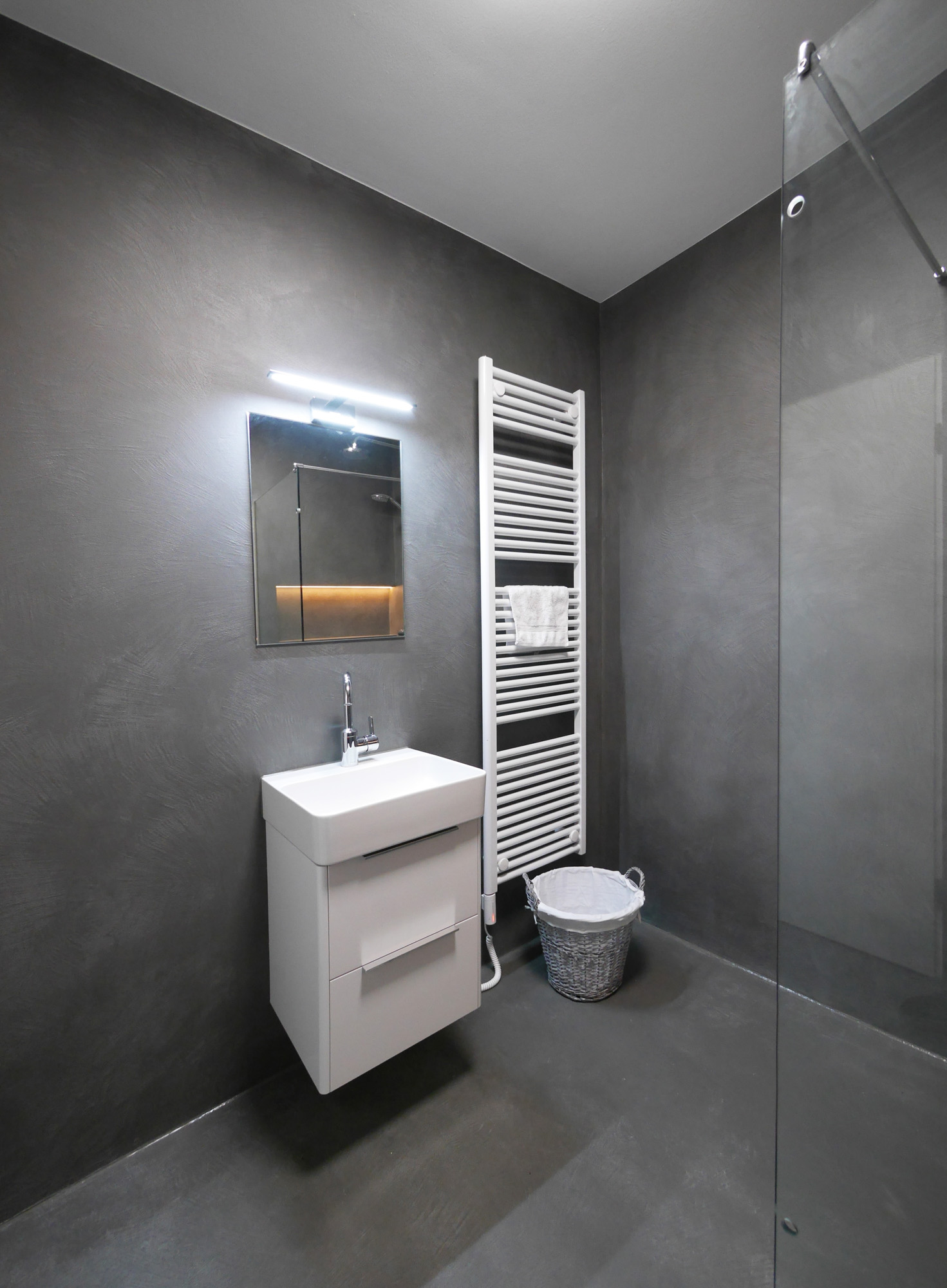 referenz_exklusive_frescolori_badezimmer_duschbad_dunkelgrau_waschtisch