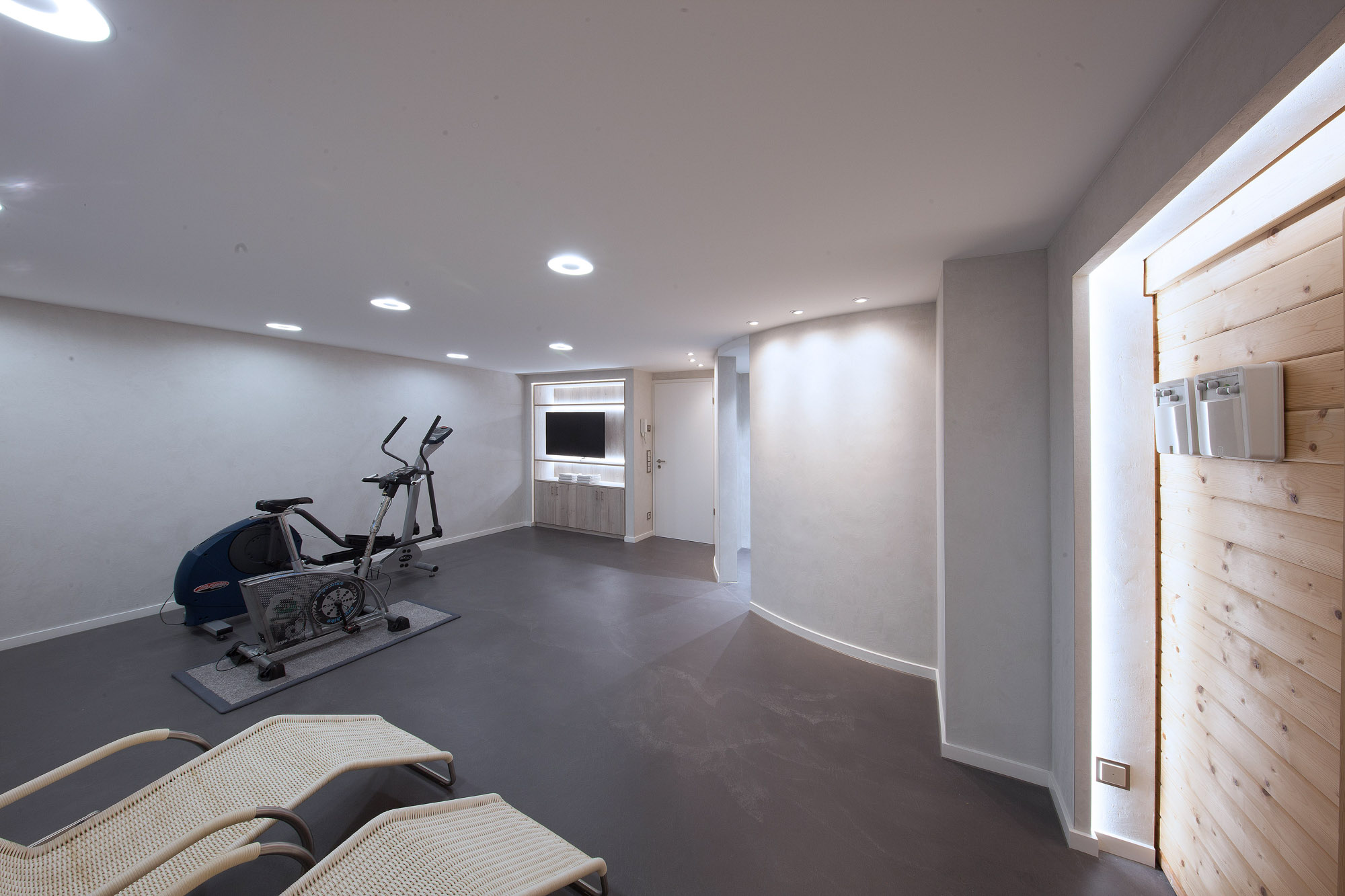 referenz_exklusive_frescolori_badezimmer_fitness_wellnessraum_gesamtansicht