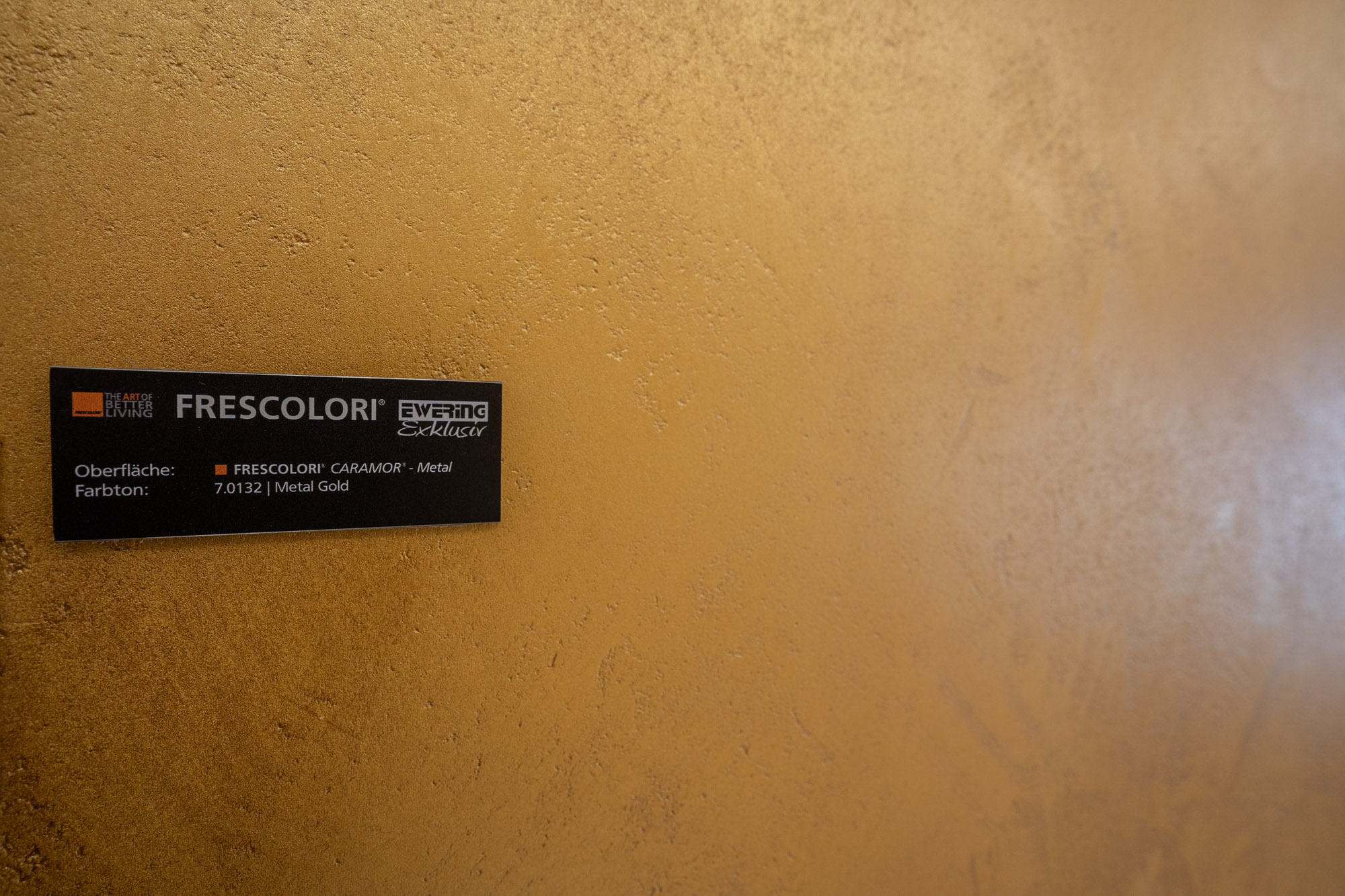 referenz_exklusive_frescolori_badezimmer_frescolori_caramor_metal_gold_detail