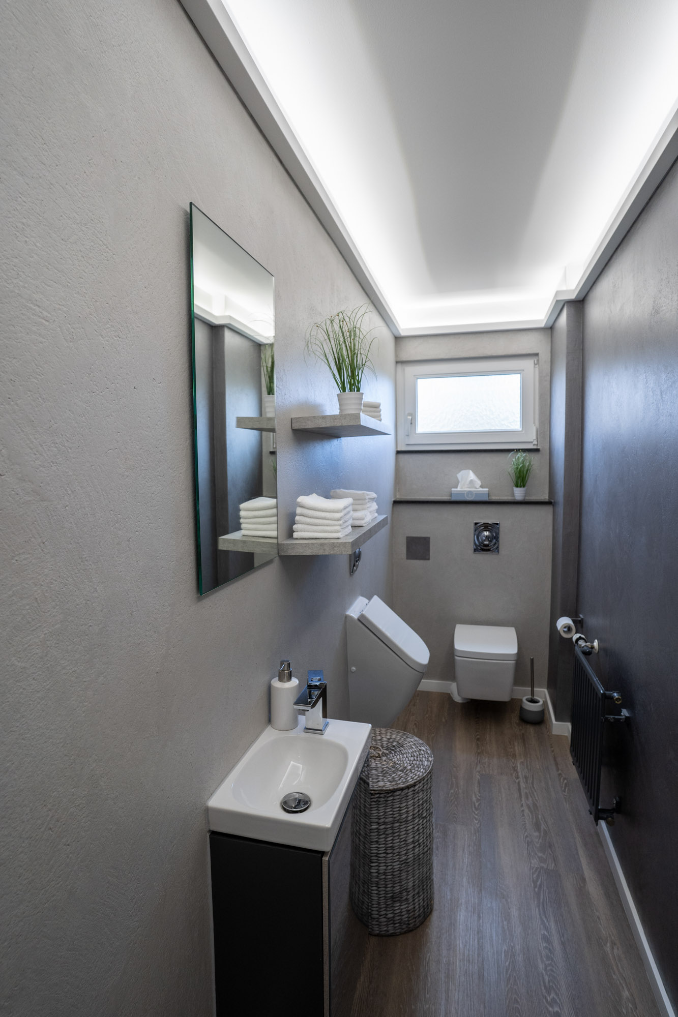 referenz_exklusive_frescolori_badezimmer_gaestebad_graue_wand_gesamtansicht