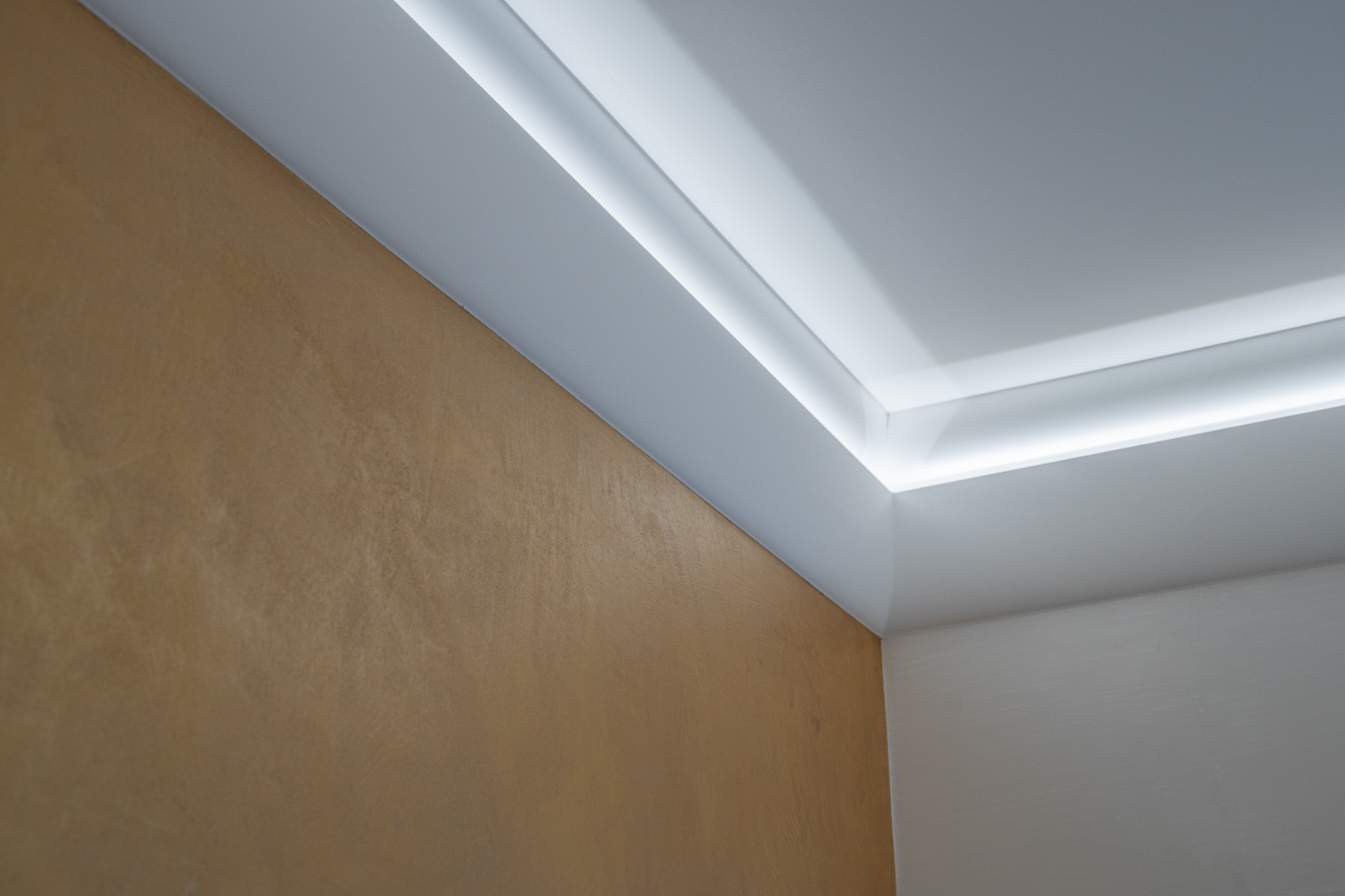 referenz_exklusive_frescolori_badezimmer_goldwand_lichtvoute_detail