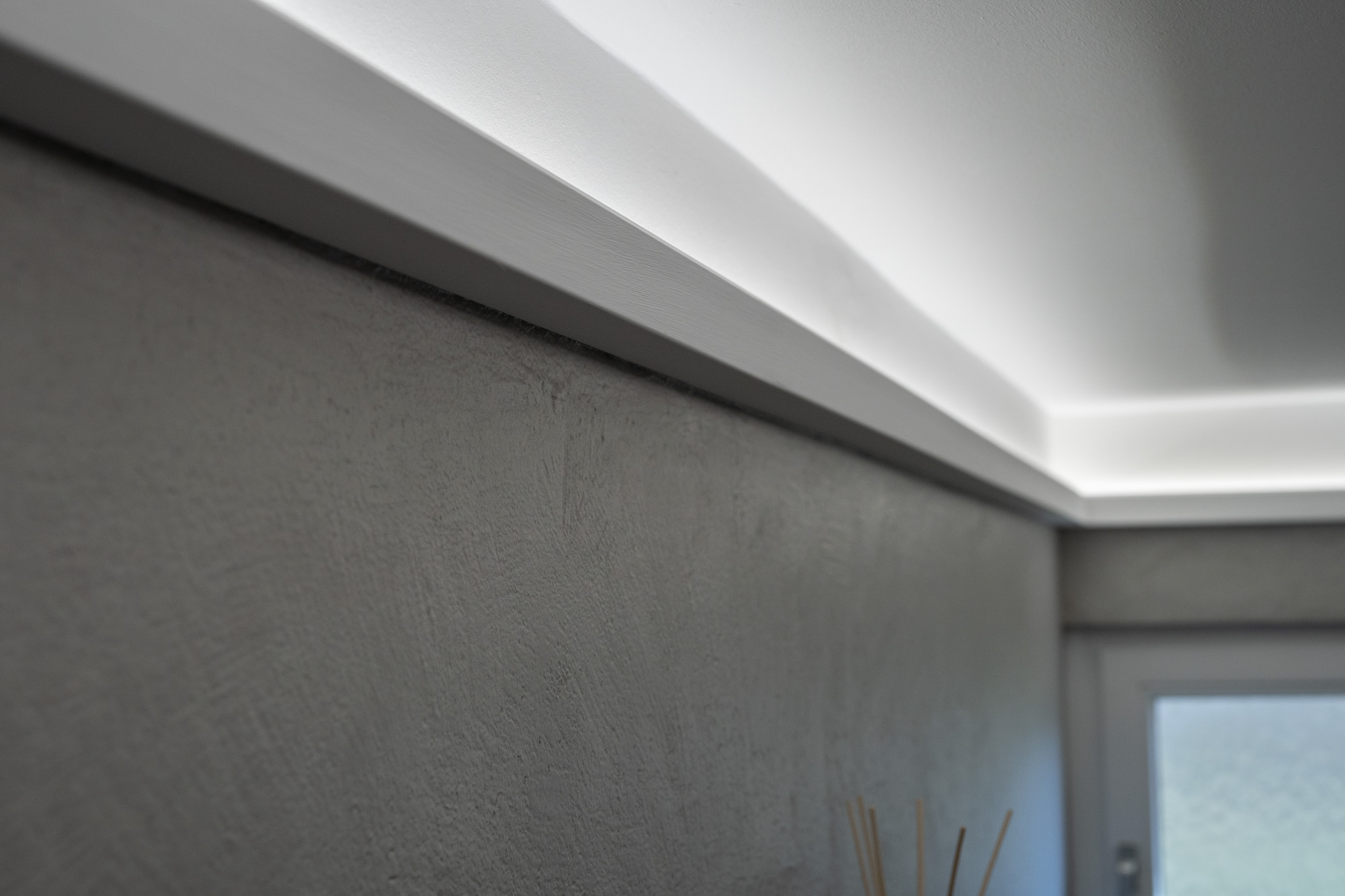 referenz_exklusive_frescolori_badezimmer_graue_wand_lichtvoute_detail