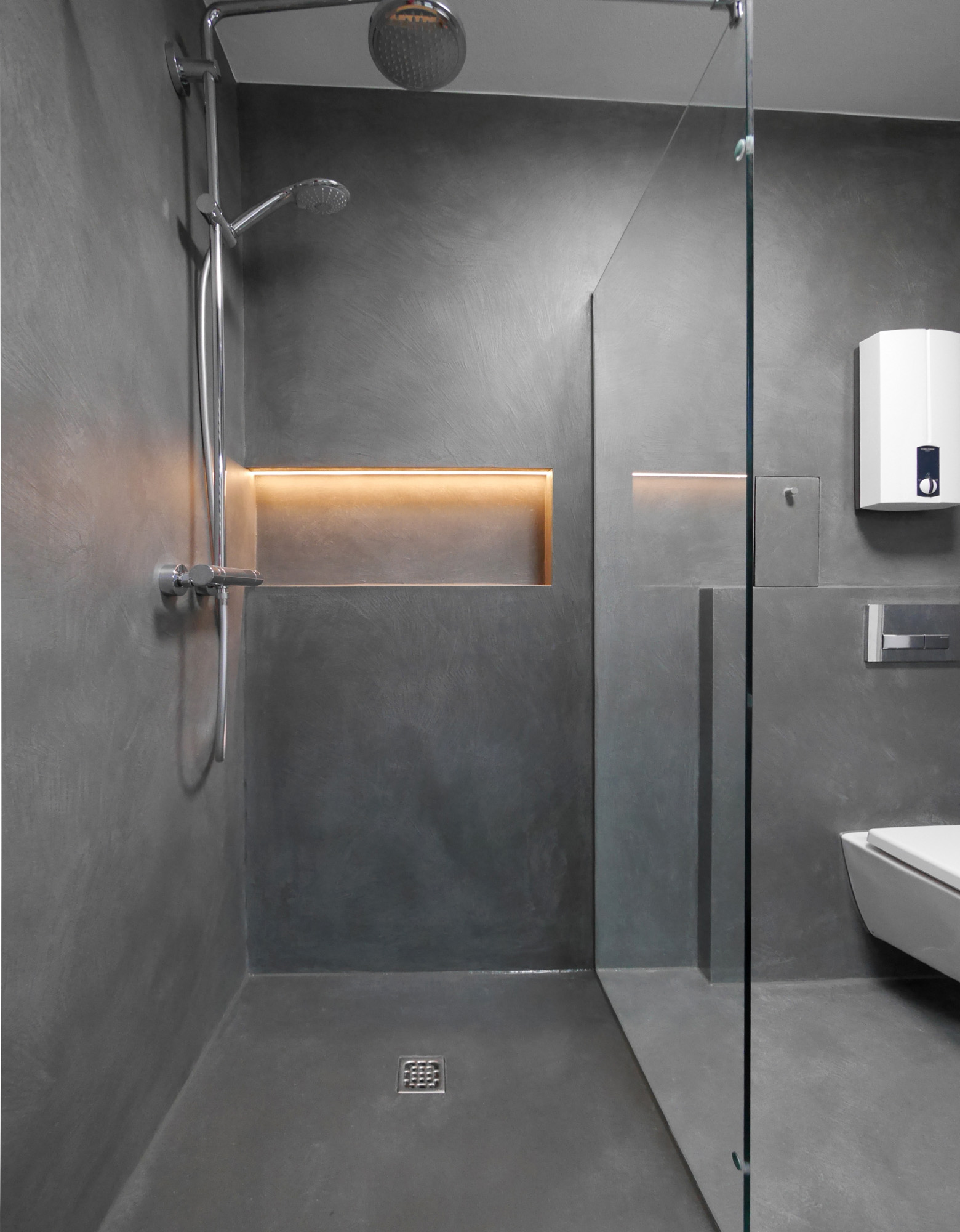 referenz_exklusive_frescolori_badezimmer_walk_in_dusche_beleuchtet