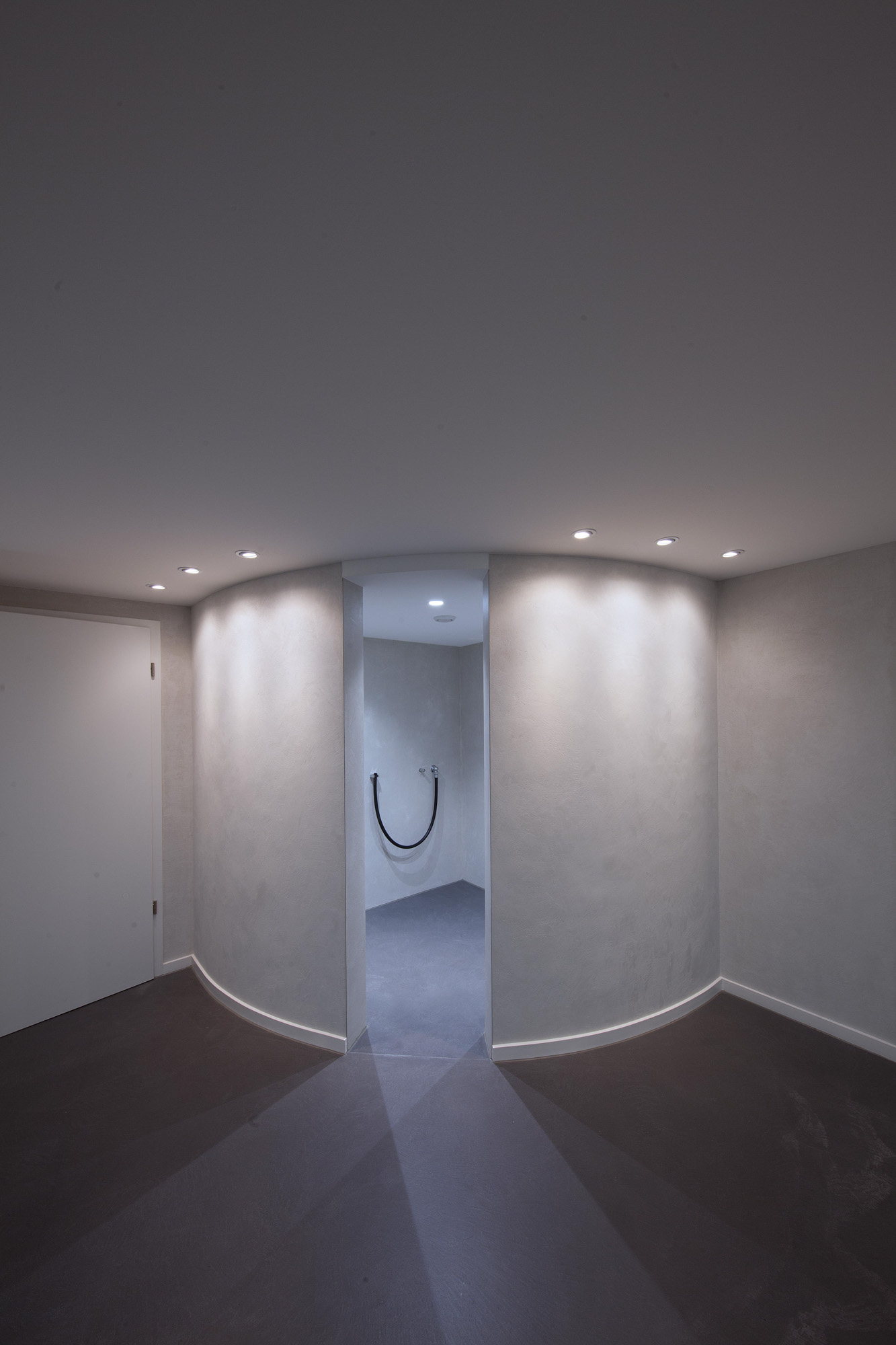 referenz_exklusive_frescolori_badezimmer_wellnessbereich_rundwand_durchgang