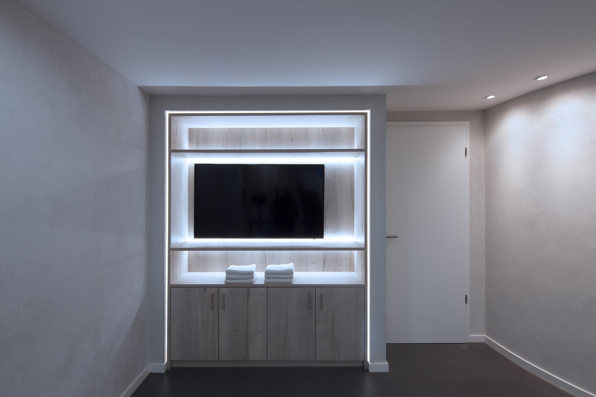 referenz_exklusive_frescolori_badezimmer_wellnessbereich_tv_beleuchtet