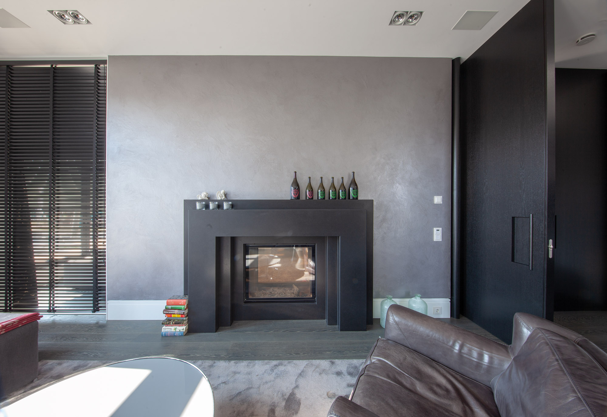 referenz_exklusive_stadtvilla_kaminwand_frescolori_dunkel