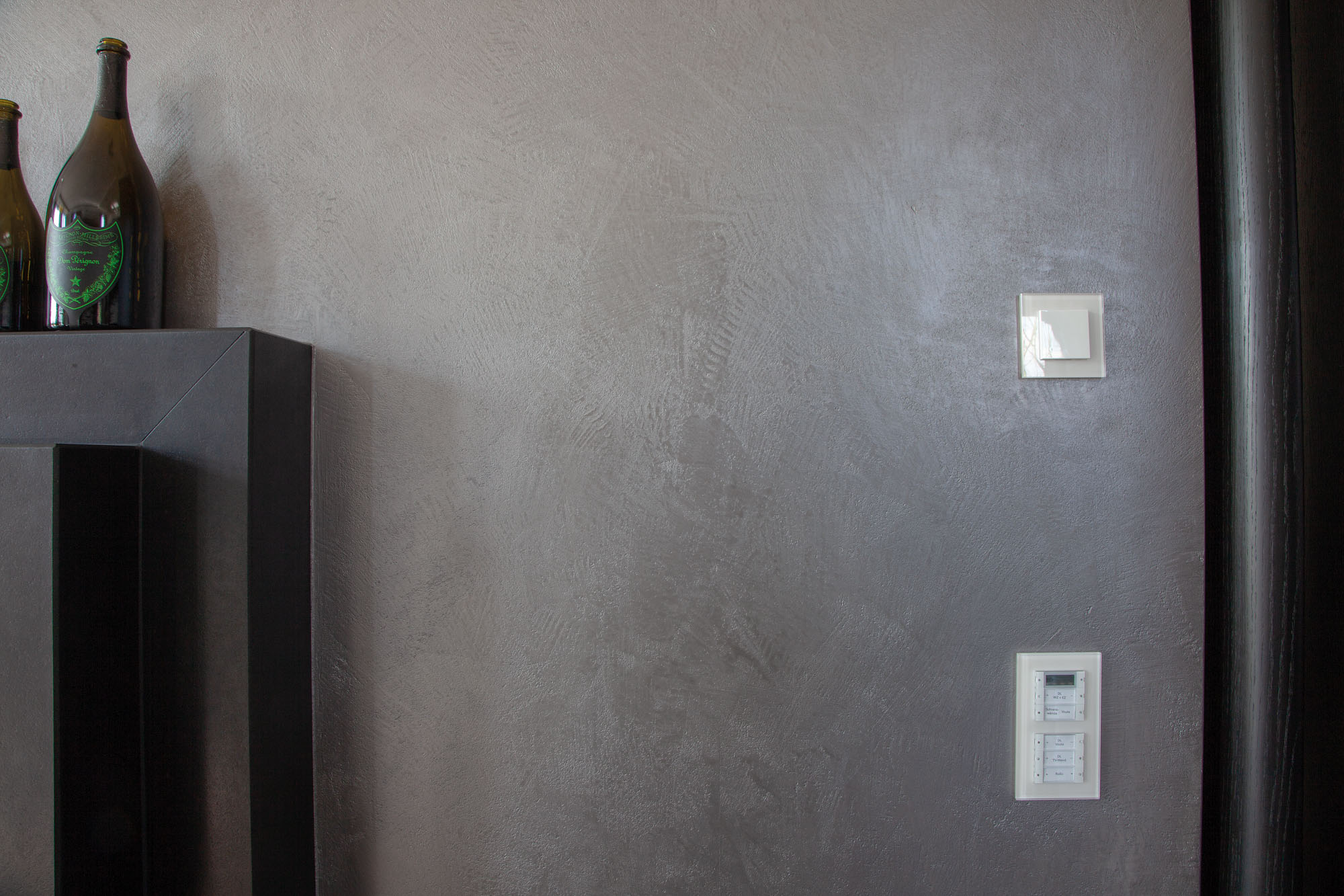 referenz_exklusive_stadtvilla_wanddetail_frescolori_dunkel